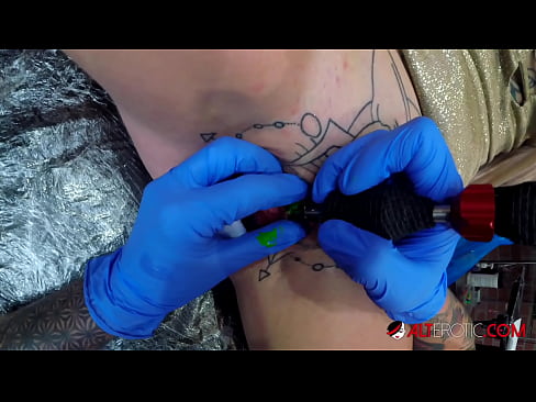 ❤️ Itin tatuiruota karšta Sully Savage gavo tatuiruotę ant savo klitorio ☑ Porno vk prie mūsų ❌️❤